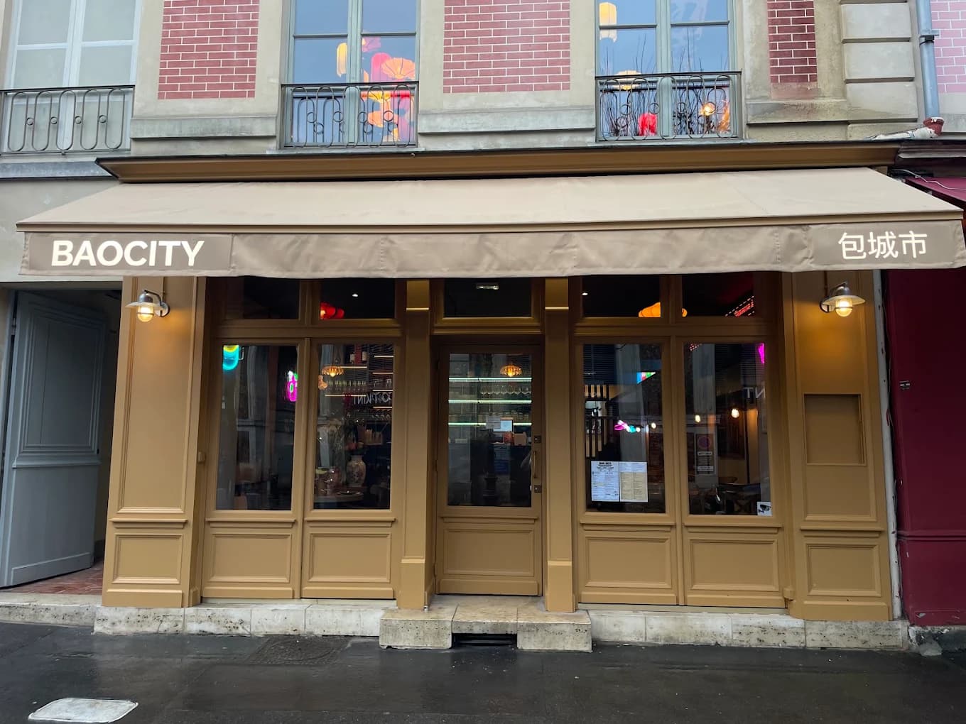 Devanture de Bao City rue au Pain : façade ocre et store portant BAOCITY et 包城市.