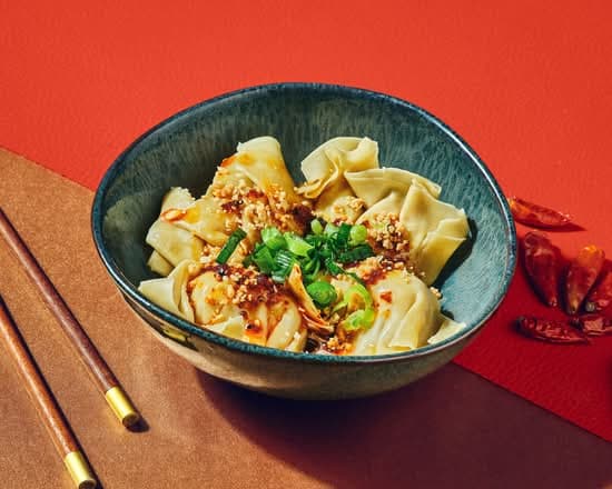 Spicy wonton — raviolis pochés à l'huile pimentée maison.