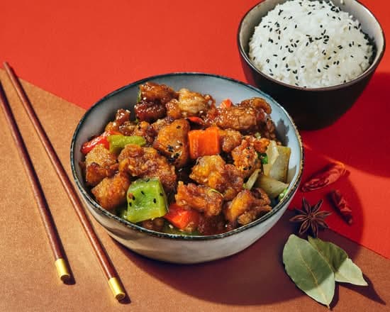 Poulet du général Tao, servi avec riz blanc.