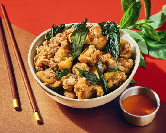 Chicken popcorn — poulet mariné frit et basilic frit.