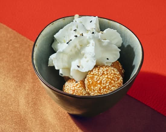 Sésame balls — mochis frits enrobés de sésame.